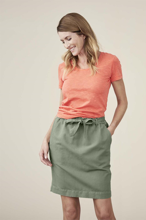 Pohodlná jednobarevná letní dámská sukně z kolekce udržitelné módy německé značky LIVING CRAFTS. Je prodyšná