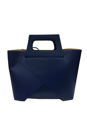 Originální kožená kabelka připomíná japonské origami, její zajímavý design upoutá na první pohled. Je vyrobena v