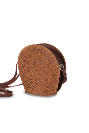 Originální kabelka se zajímavým kulatým tvarem a zpracováním. Kabelka italského výrobce je ušitá z pravé kůže s