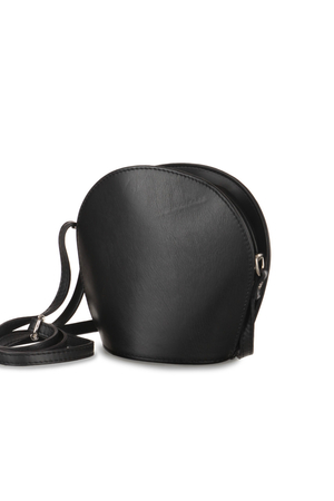Kulatá kožená malá kabelka s dlouhým popruhem je praktická třeba při nakupování. Je lehká, pevná a dobře drží