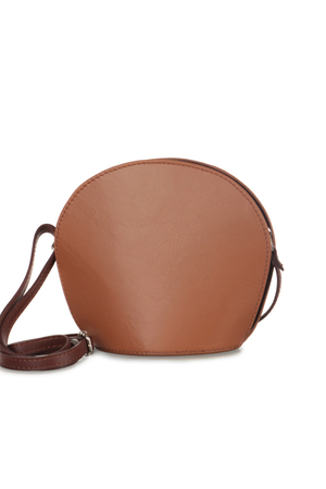 Kulatá kožená malá kabelka s dlouhým popruhem je praktická třeba při nakupování. Je lehká, pevná a dobře drží