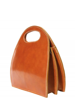 Tvarově velmi originální kabelka s přinechaným uchem. Nosí se v ruce nebo lze připnout na 1 m dlouhý popruh. Aby