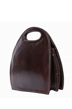 Tvarově velmi originální kabelka s přinechaným uchem. Nosí se v ruce nebo lze připnout na 1 m dlouhý popruh. Aby