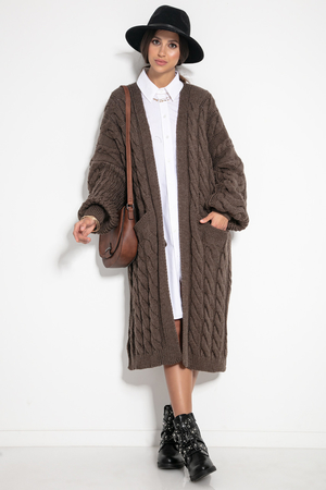 Dlouhý dámský platený kardigan se vzorem copánků můžete nosit i jako kabát. Díky příměsi pravé vlny a své