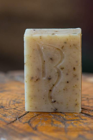 Přírodní mýdlo s levandulí ruční výroba z České republiky vyrobeno ze 100% přírodních látek mýdlo nevysušuje,