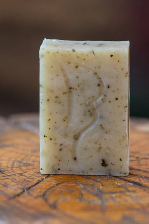 Přírodní tuhé mýdlo se šalvějí ruční výroba z České republiky vyrobeno ze 100% přírodních látek potlačuje