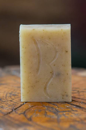 Přírodní tuhé mýdlo s heřmánkem ruční výroba z České republiky vyrobeno ze 100% přírodních látek mýdlo
