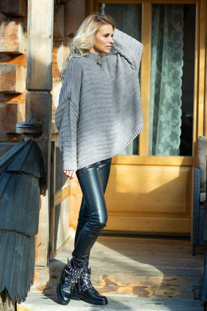 Moderní oversized svetr se stojáčkem a řádkovým vzorem velmi snadno zkombinujete s dalšími kousky Vašeho šatníku.