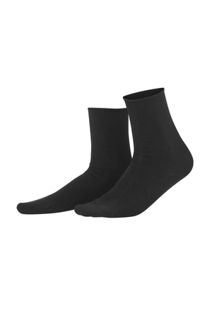Přírodní dámské ponožky od německého výrobce Living Crafts, jsou dostupné v univerzální černé barvě.