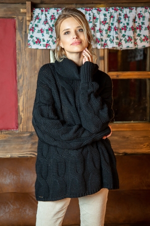 Hřejivý jednobarevný dámský svetr s rolákem a copánkovým vzorem je ten pravý zimní společník. Tento oversized