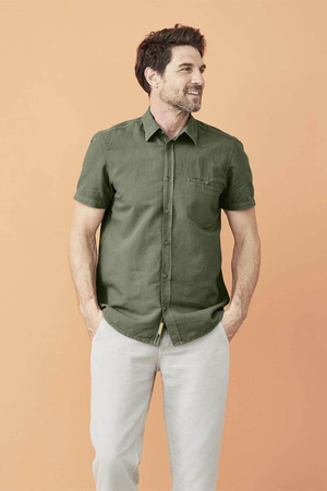 Příjemná jednobarevná pánská letní košile s krátkým rukávem ušita z bio lnu a bio bavlny německým výrobcem