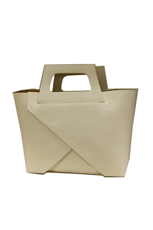 Originální kožená kabelka připomíná japonské origami, její zajímavý design upoutá na první pohled. Je vyrobena v