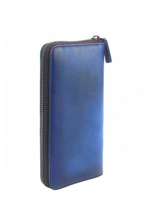 Velmi elegantní kožená peněženka s otevíráním na zip v rustikálním vzhledu. Uvnitř je šitá ze světlé kůže,
