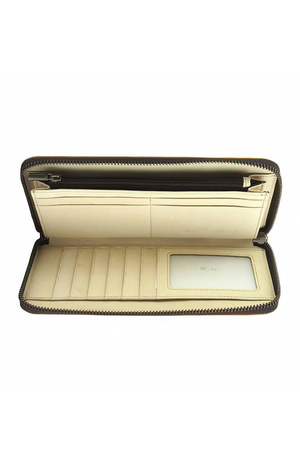 Velmi elegantní kožená peněženka s otevíráním na zip v rustikálním vzhledu. Uvnitř je šitá ze světlé kůže,