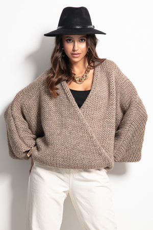 Pohodlný dámský volný svetr lze nosit i rozepnutě jako kardigan. Působí velice ženským dojmem díky zavinování v