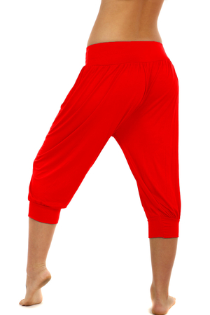 Pohodlné dámské 3/4 harémové kalhoty v různých barvách. Z hladkého elastického materiálu volného střihu