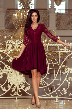 Krásné elegantní šaty s bohatou kolovou sukní se krásně vlní při pohybu. Horní část šatů je potažená jemnou