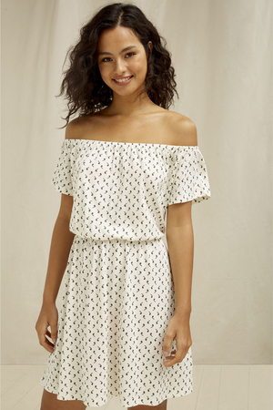 Krátké dámské šaty vyrobené z lyocellu a organické bavlny mají decentní celoplošný potisk. Letní šaty v