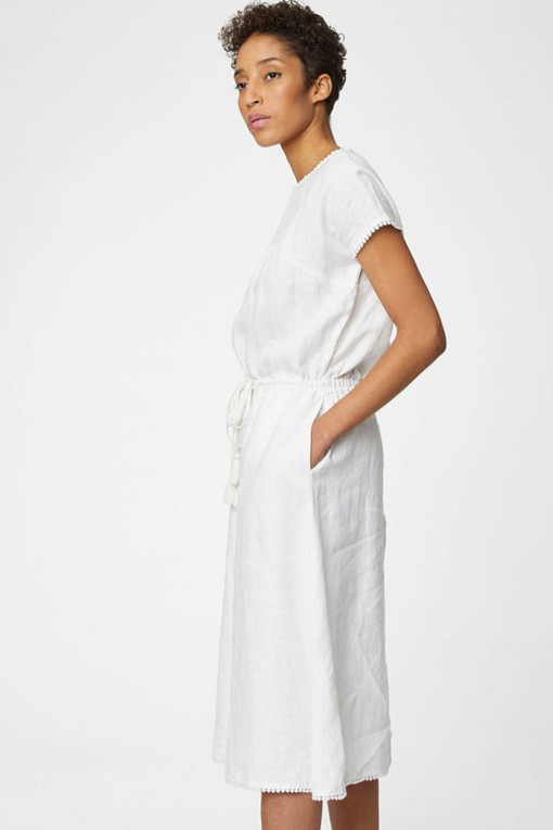 Bílé letní šaty s kapsami