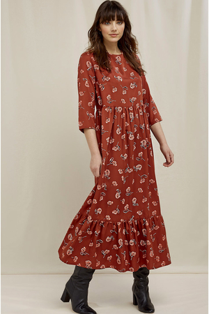 Nevšední dámské šaty s třiíčtvrtečním rukávem v kotníkové délce a s květinovým vzorem se přetahují přes