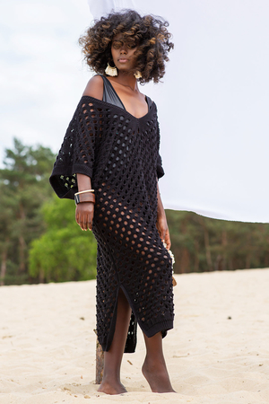 Letní jednobarevné plážové midi šaty z bambusu jako ideální kousek na dovolenou. Šaty mají široký véčkový