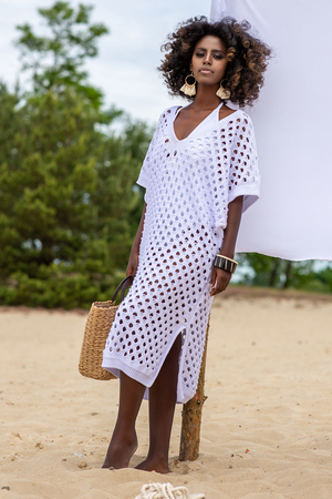 Letní jednobarevné plážové midi šaty z bambusu jako ideální kousek na dovolenou. Šaty mají široký véčkový