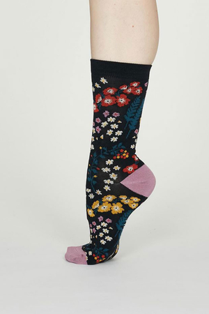 Veselé ponožky s drobnými kvítky v klasické délce pro ženy nebo dívky, pocházejí z produkce anglické ekologické