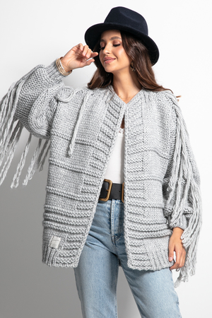 Vlněný dámský svetr bez zapínání - kardigan s výraznými třásněmi zaujme svým nevšedním vzhledem. Třásně