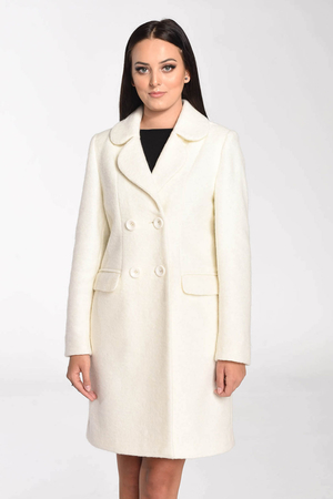 Krémový dámský kabát vyrobený z pravé vlny přitahuje pozornost svým světlým vzhledem a dokonalým střihem.