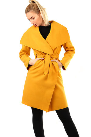 Prodloužený dámský kabát v zavinovacím střihu, ušitý z lehkého fleece materiálu. Jednoduchý minimalistický styl,