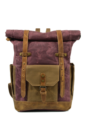 Velký retro nepromokavý batoh s koženými detaily. Hlavní úložná část batohu má bavlněnou podšívku,