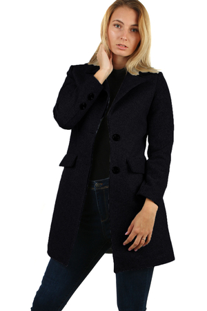 Jednobarevný dámský kabát v klasickém stylu na období jaro-podzim nebo na mírnou zimu. Zapínání na dva knoflíky