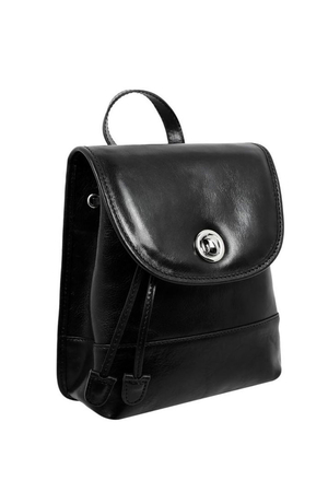 Menší batoh, který lze nosit i jako crossbody kabelku, byl vyroben z kvalitní hovězí kůže v Itálii. Pokud
