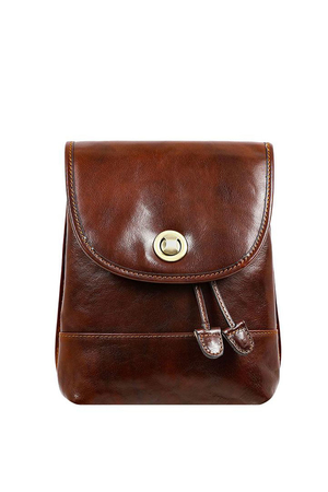 Menší batoh, který lze nosit i jako crossbody kabelku, byl vyroben z kvalitní hovězí kůže v Itálii. Pokud