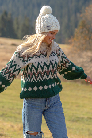 Teplý, jemný, měkký a velice příjemný na těle je svetr s vyplétaným stylovým norským vzorem, který by neměl