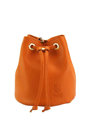 Praktická malá kabelka - vak z kůže. Kabelku je možné nosit přes rameno, nebo decentněji volně položenou na rameni.
