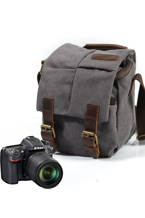 Malá voděodolná taška na fotoaparát s koženými detaily pro Vaše toulání. Plátěná fotobrašna má kompletně