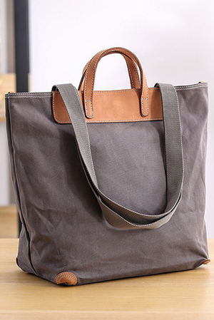 Pevná plátěná taška v minimalistickém designu je pro Váš bezstarostný den jako stvořená. Jednoduchá retro kabela
