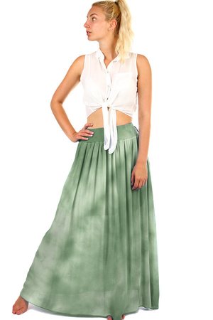 Dámská letní batikovaná maxi sukně s ozdobným páskem. Sukně má všitou krátkou spodničku a pružný, žebrovaný