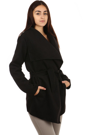 Krátký módní dámský kabátek z tenšího fleece materiálu. Dlouhý rukáv. Otevřený zavinovací střih - můžete