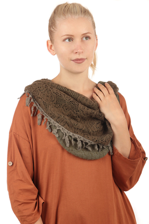 Elegantní dámský šátek ve tvaru rovnoběžníku můžete uvázat mnoha způsoby. Přeložený je lemovaný kytičkami a