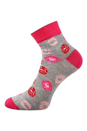 Barevné, slabé ponožky od české značky Boma s velkým podílem bavlny, mají pružný, nesvíravý lem, jednobarevnou