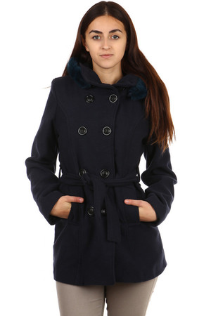 Dámský kabát na zimu se stojáčkem a kožešinou na kapuci.Je i ve větších velikostech. Vpředu kapsy. Kapuce je