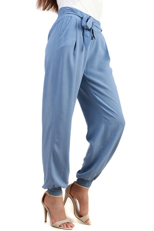 Elegantní, volné dámské kalhoty v harémovém stylu mají nohavice zakončené gumičkami. Pohodlí dodává i