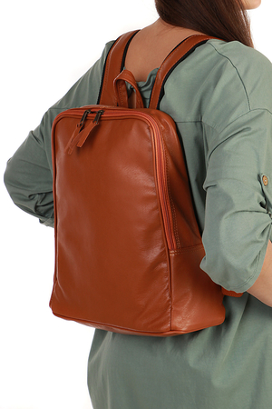 Originální batoh z měkké pravé kůže vyrobený v České republice. Batoh v minimalistickém designu, bez zbytečných