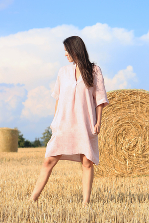 Volné dámské lněné šaty oceníte za teplých letních dnů, díky kombinaci přírodního materiálu a volného