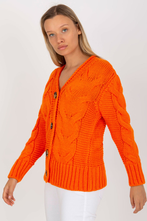 Hustý pletený dámský svetr s velkými knoflíky je vyrobený z příze akrylu a vlny. Díky vlně krásně hřeje a díky