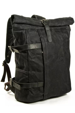 Prostorný plátěný batoh s nepromokavou úpravou potěší každého cestovatele. Vypodšívkovaná hlavní kapsa je