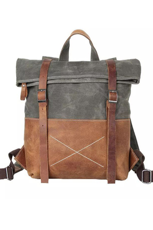 Středně velký, voděodolný batoh v retro stylu s koženými doplňky. Unisex batoh je kompletně vypodšívkovaný, má