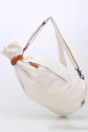 Plátěný batoh v army stylu je moderní a praktický módní doplněk. Lze jej nosit v ruce, ležérně přes jedno rameno